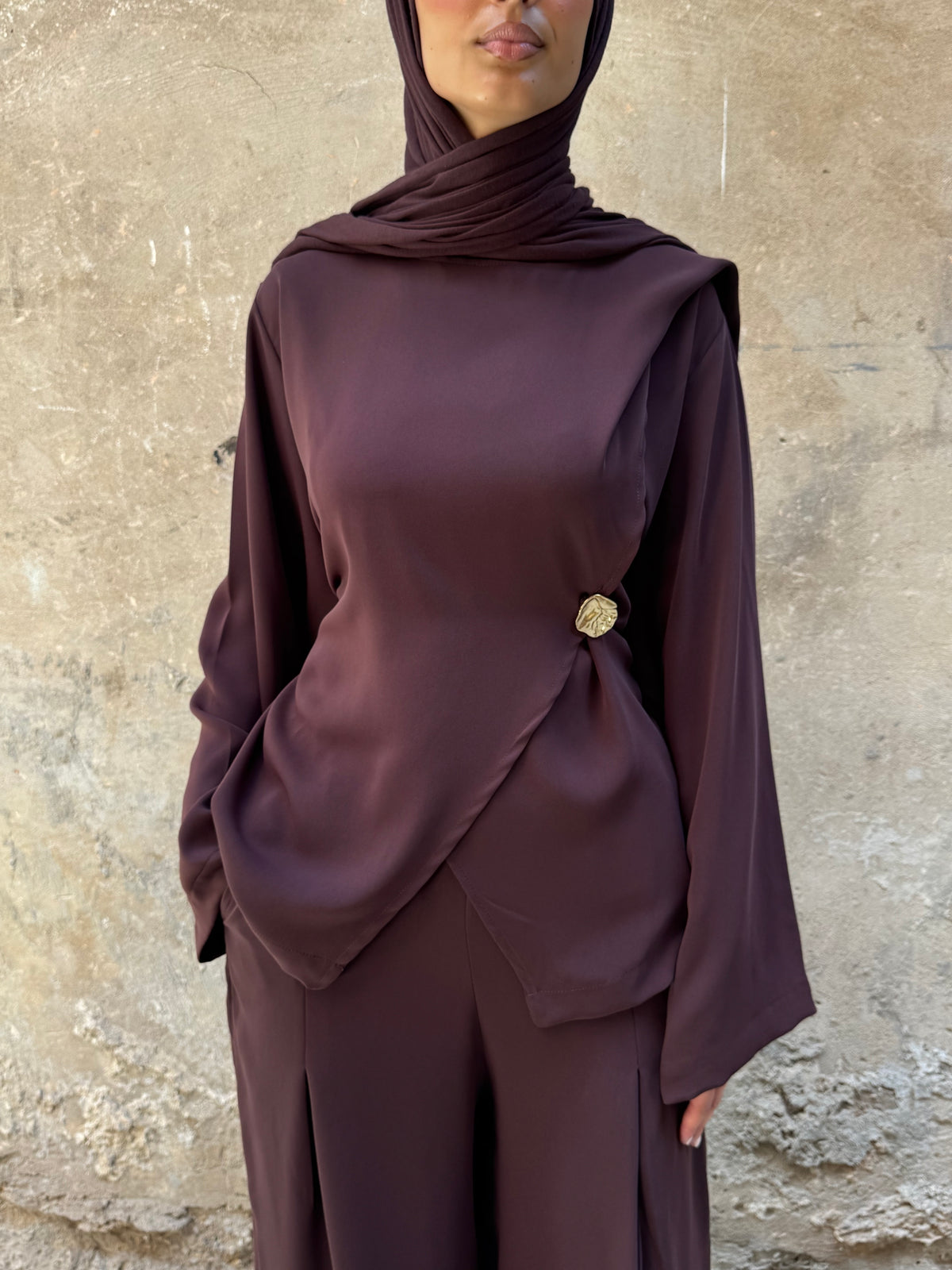 Ensemble Ombre en crêpe de Corée prune, vue de face proche